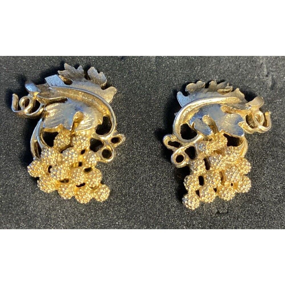 Vintage Earrings Grape Clusters Gold Tone Fine Detailed Clip On 1950’s